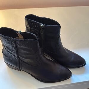 Sleek Black FRYE Leather Ankle Boots with Side-Zip